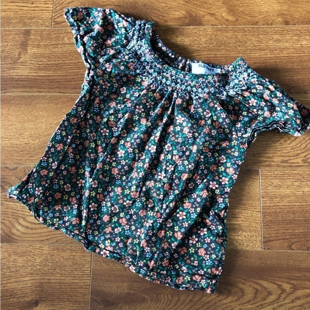 Old Navy floral blouse in size S (6-7)